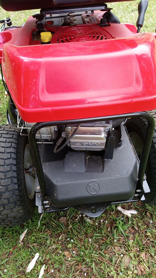 Riding lawn mower Troy bilt TB 30 R like new 2015 run good new battery
