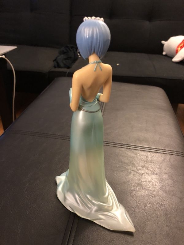 rei figurine