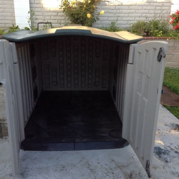 Rubbermaid slide lid storage shed for Sale in Hayward, CA 