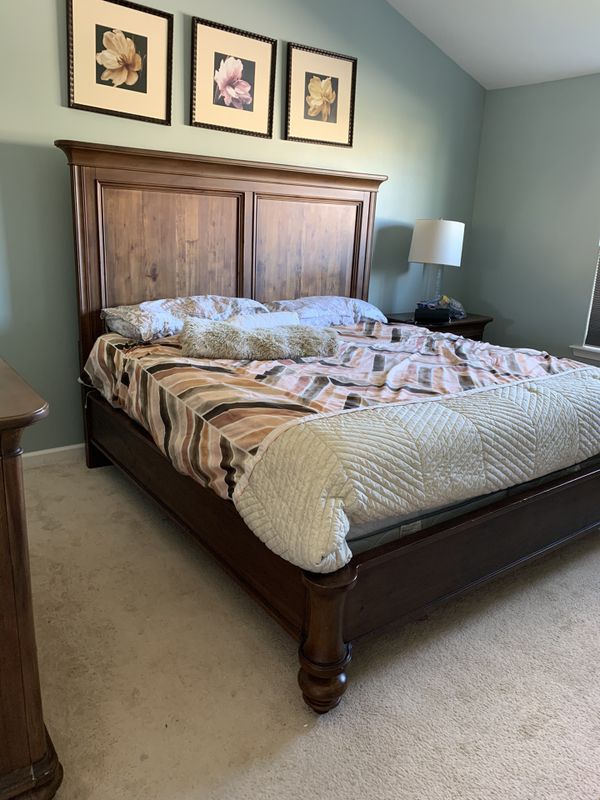 Broyhill bedroom set in excellent condition for Sale in Hanover, PA