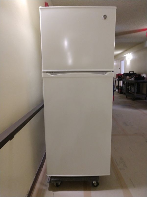 GE 20" white apartment size refrigerator for Sale in Fontana, CA OfferUp
