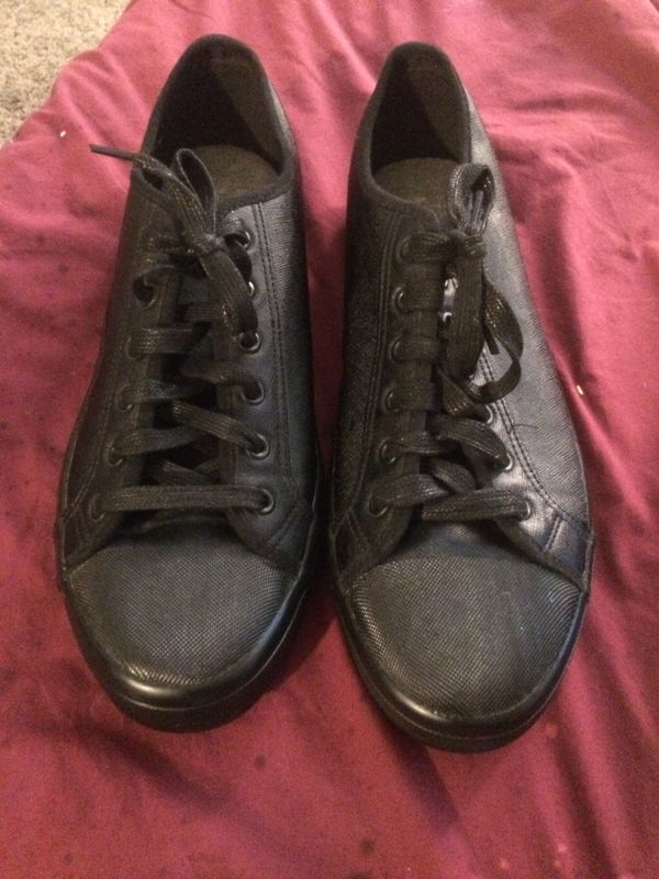 Men’s converse style nonskid work shoe. 10 for Sale in