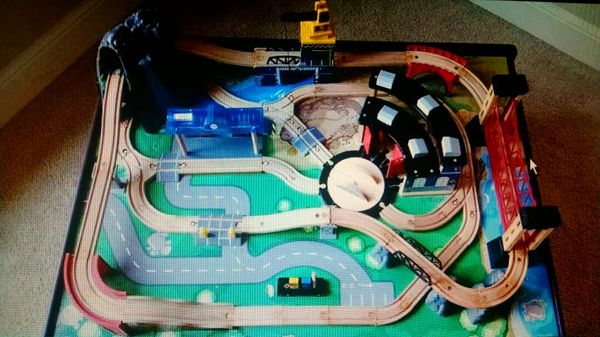 imaginarium 100 piece train table