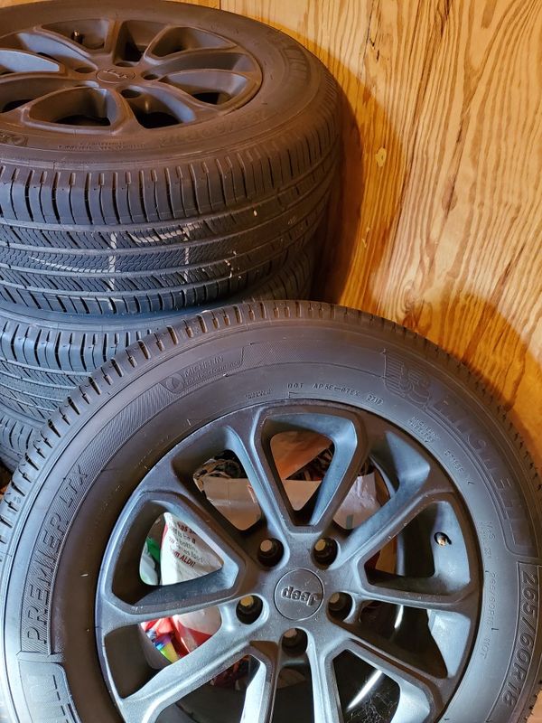 18 inch original jeep rims with 90 thread micheline tires for Sale in