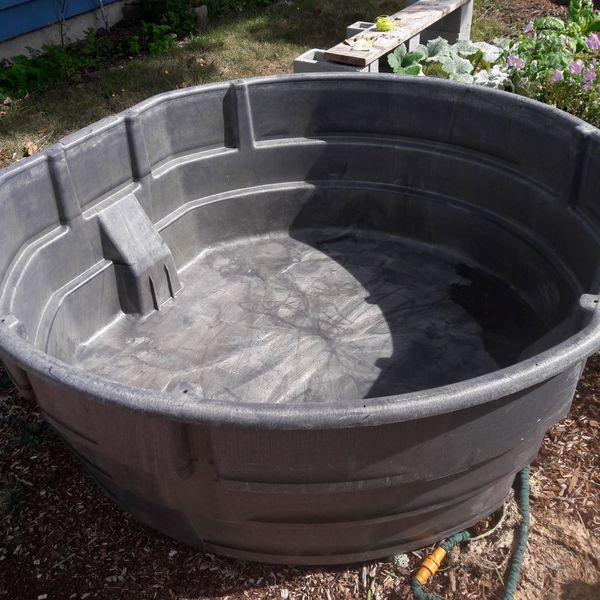 300 gallon Rubbermaid commercial stock tank for Sale in Lynnwood, WA