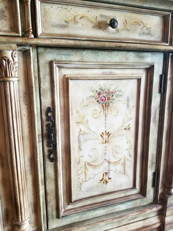 Hooker Furniture Seven Seas Creme Scroll Painted Sideboard for Sale in