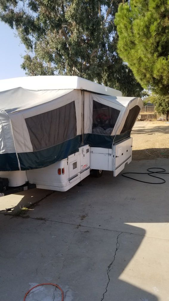 2000 Coleman pop tent Trailer Slide out for Sale in Moreno