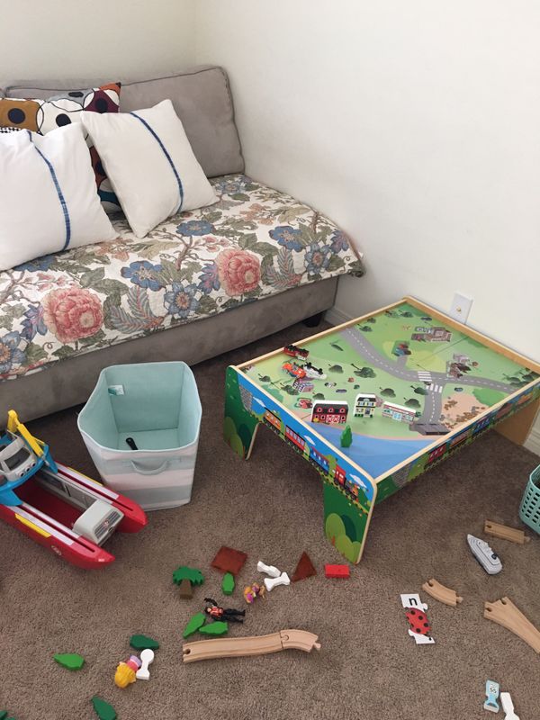 melissa and doug train set table