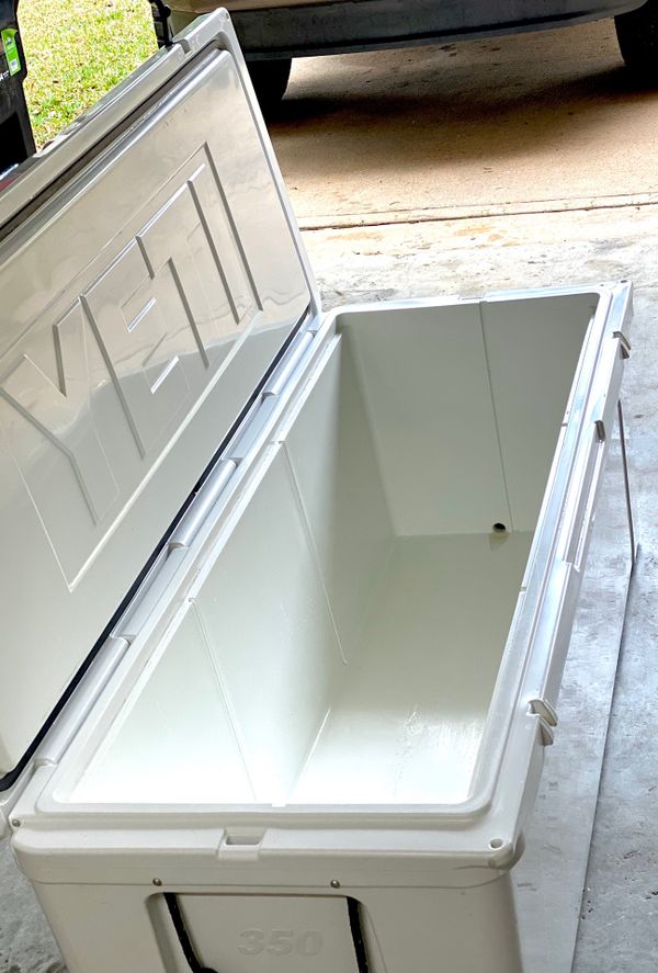 Yeti Tundra 350 quart ice chest like NEW! Built to handle big events