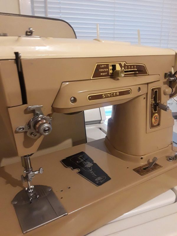 1970's Vintage Singer Sewing Machine STILL WORKS! for Sale in Kings