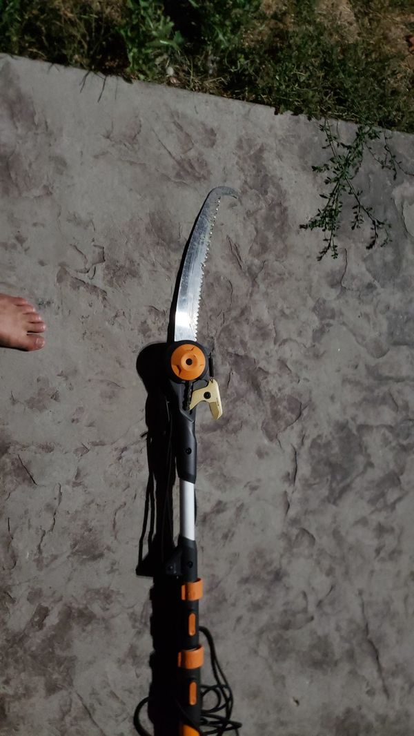 trimer fiskars tree
