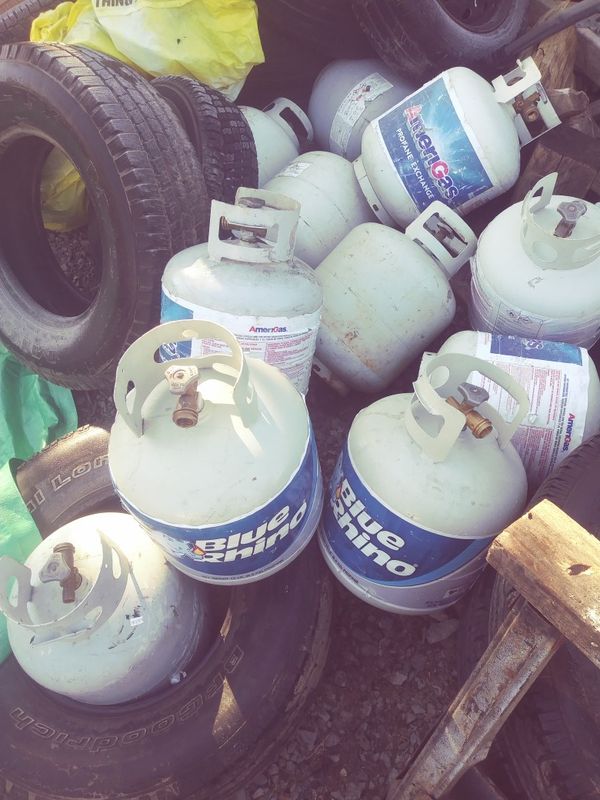 Refillable 5 gallon / 15 Lb propane tanks 3 full 2 empty for Sale in