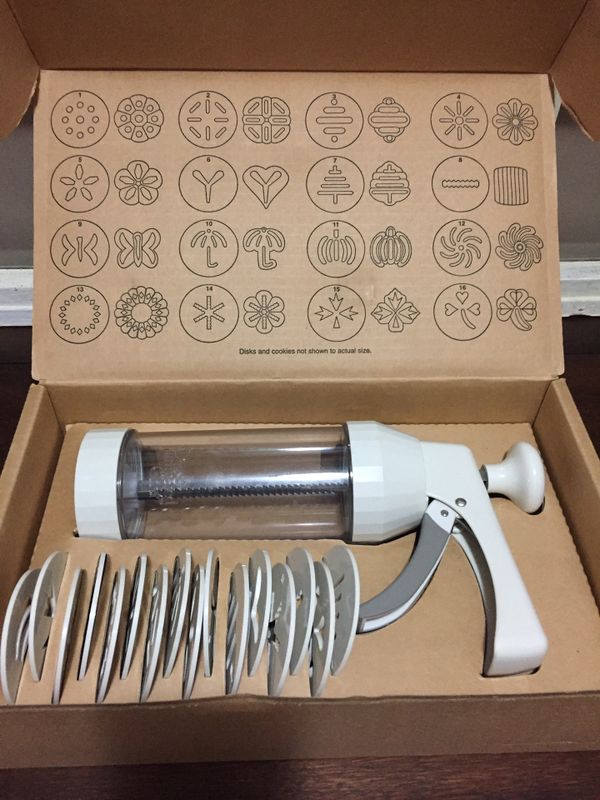 Pampered chef cookie press 1525 complete with box for Sale in Bowling