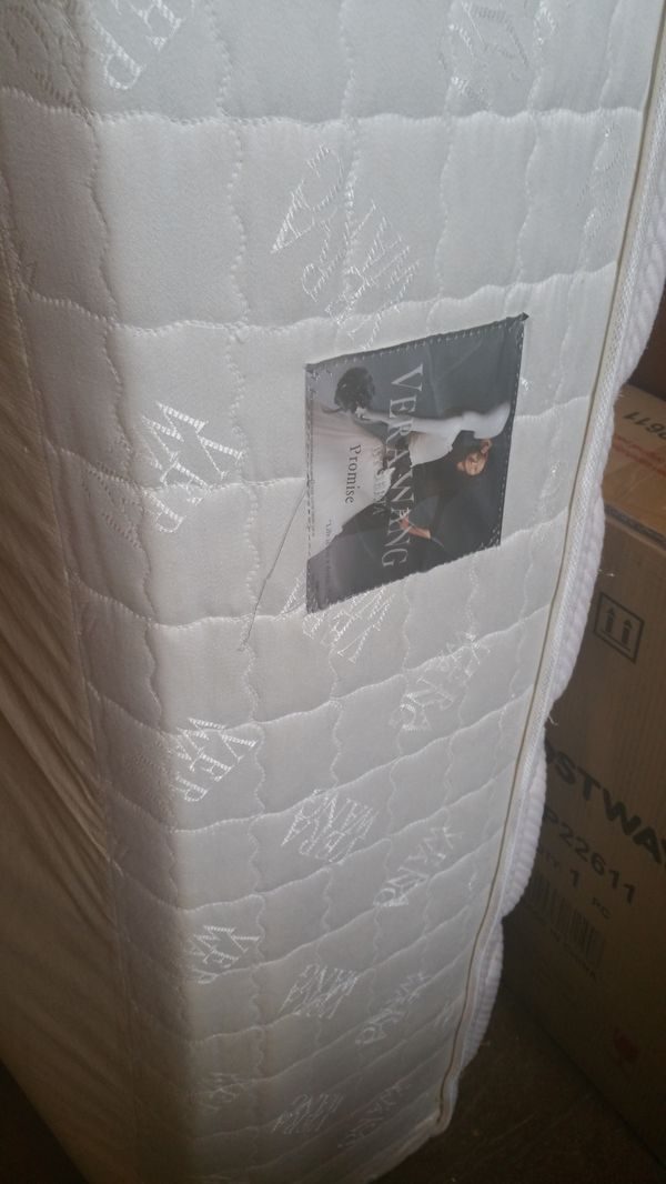 Vera Wang By Serta King Size Luxury Mattress Like New for Sale in