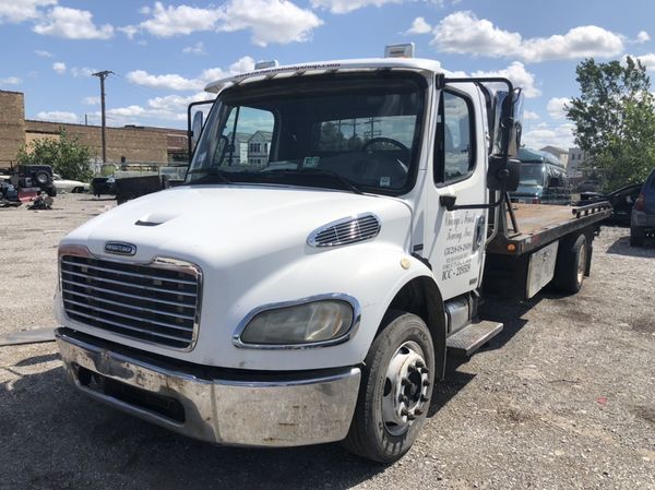 2005 FREIGHTLINER M2 BUSINESS CLASS TOW TRUCK FLATBED for Sale in River
