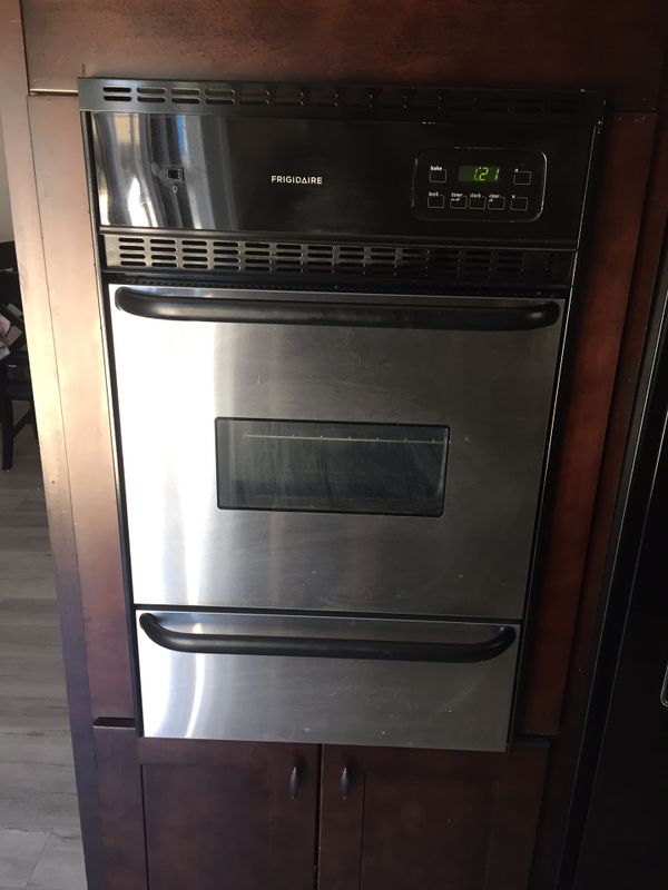 Working Gas Wall Oven with broiler on bottom for Sale in Fullerton, CA