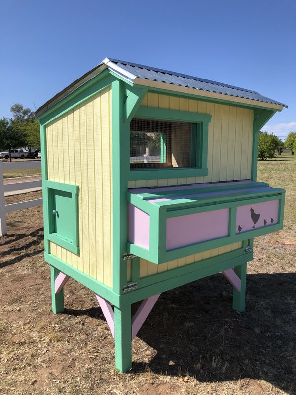 Chicken Coop!! Most adorable chicken mansion! for Sale in Mesa, AZ