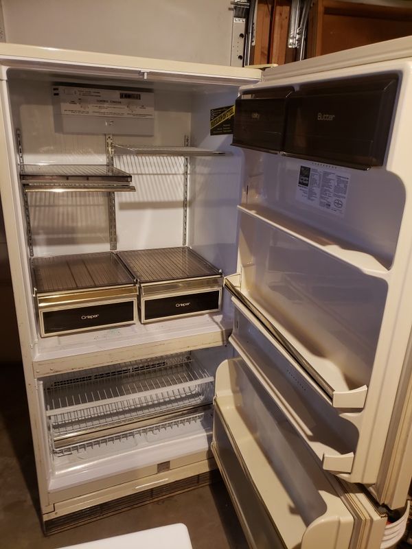 Older Whirlpool, Princess series refrigerator for Sale in Puyallup, WA