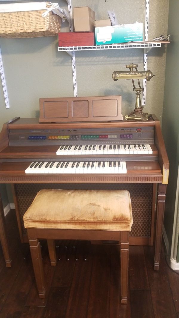 Lowery Debut Magic Genie organ model L70 for Sale in Las Vegas, NV