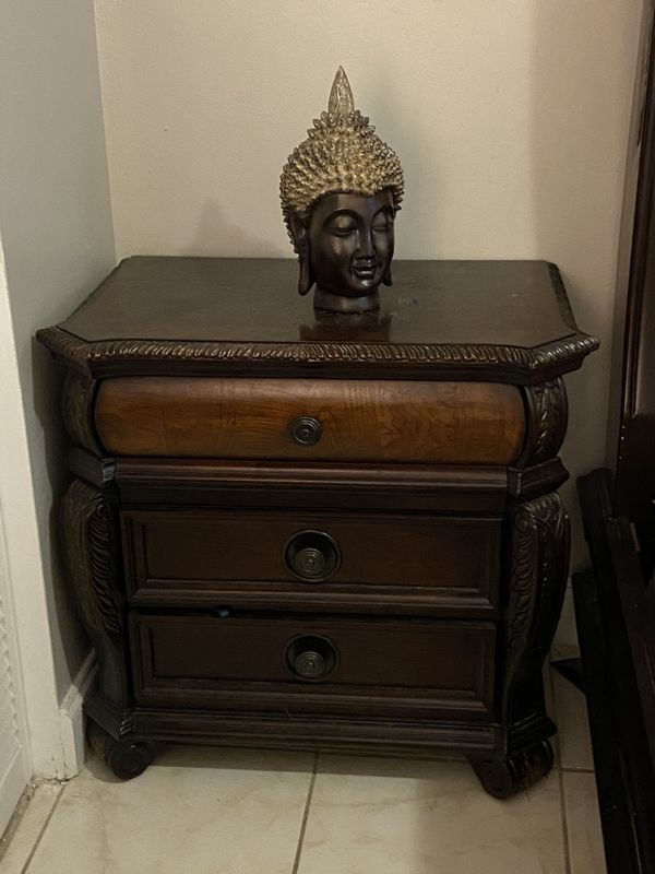 King size juego de Cuarto 100% madera en Perfecto estado y condición