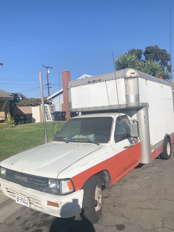 Toyota box truck 89 it has 254756 miles automatic transmission manual