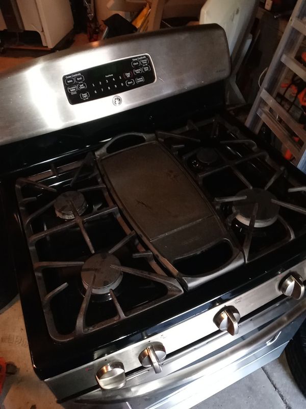 GE gas stove with center griddle. for Sale in Chesapeake, VA OfferUp