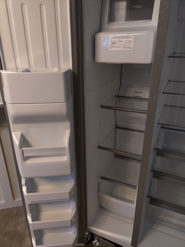 Whirlpool 25 cu ft side-by-side fridge freezer for Sale in Woodinville