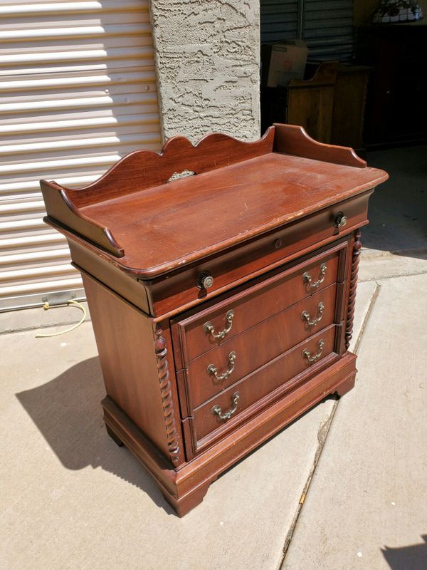 Beautiful Lexington Vestiges Nightstand (1) for Sale in Gilbert, AZ OfferUp
