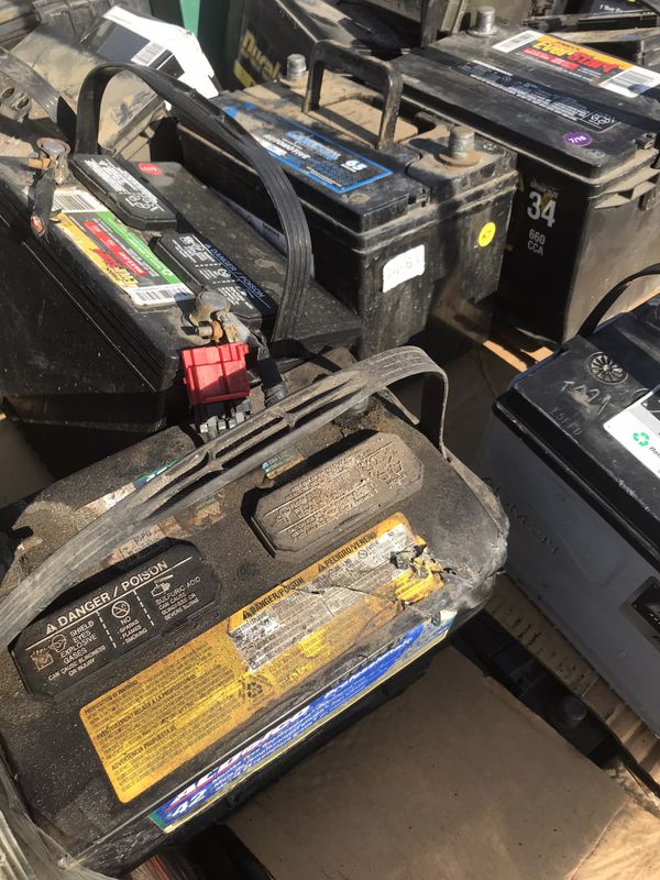 Used car batteries or junk batteries / Baterías de carro y trockas que