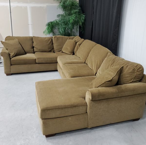 BIG "NORFOLK" HAVERTYS SECTIONAL COUCH cheap delivery! for Sale in