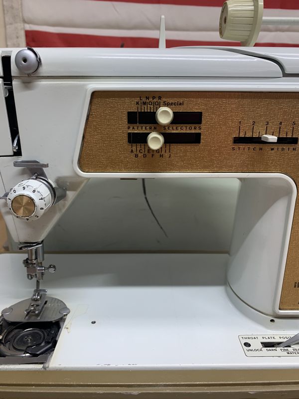 Singer Golden Touch & Sew Sewing Machine Deluxe Zig Zag Model 620 w