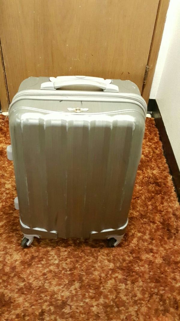 Beautiful Luggage bag size 50 lbs ( excellent ) for Sale in Everett, WA