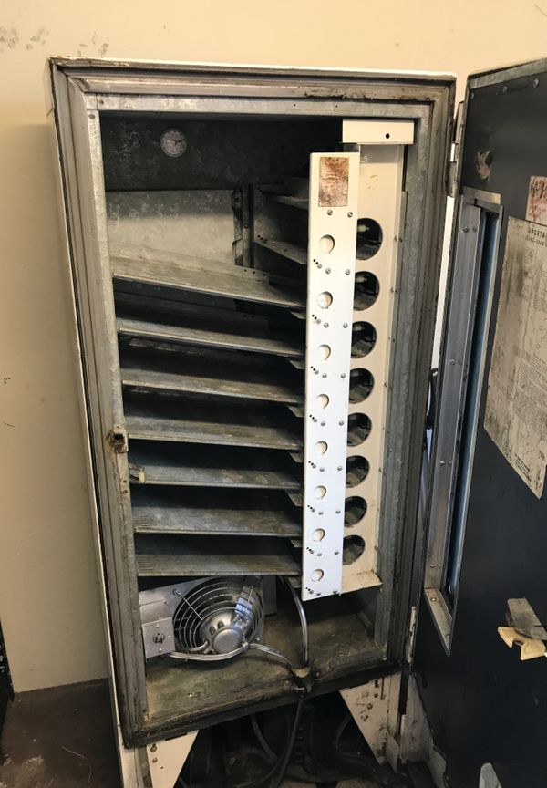 Vintages La Crosse stay cool seven up bottles vending machine for Sale