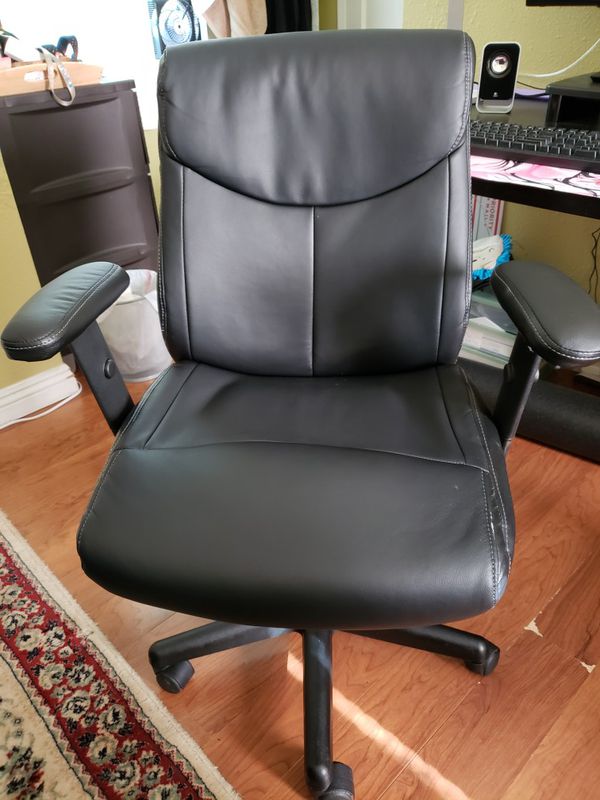 Staples Traymore Luxura managers office chair black for Sale in Costa