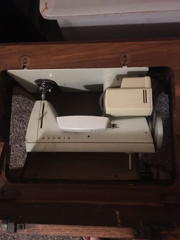 Vintage Singer Sewing Machine Model 257 Fashion Mate Foot Pedal Table
