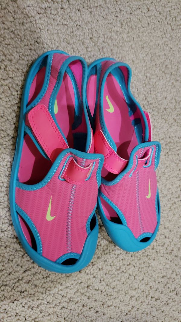 Nike kids water sandals shoes size 2 for Sale in Norco, CA - OfferUp