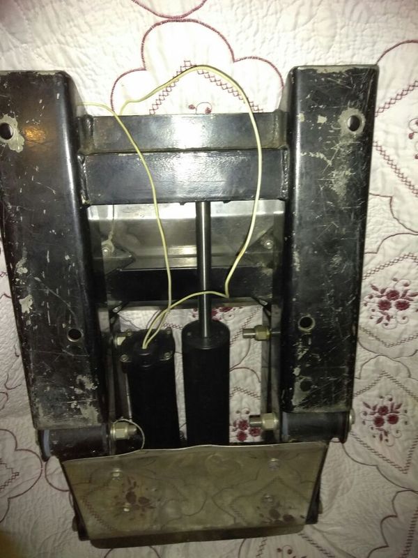 QUICKSILVER HYDRAULIC OUTBOARD MOTOR LIFT for Sale in Riverside, CA