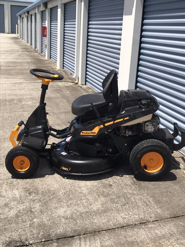 LIKE NEW POULAN PRO TRACTOR 30 INCH RIDING LAWN MOWER for Sale in