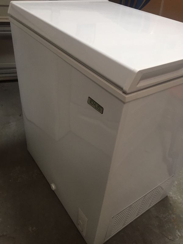 Idylis 5 cu ft chest freezer 2019 model. Ice cold. for Sale in Lutz, FL