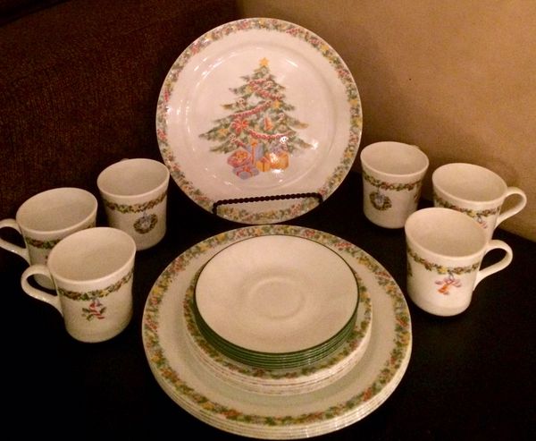 Vintage Corelle Christmas Joy 24 Piece Dinnerware Set, Serves 6!! New Lowered Price! for Sale in ...