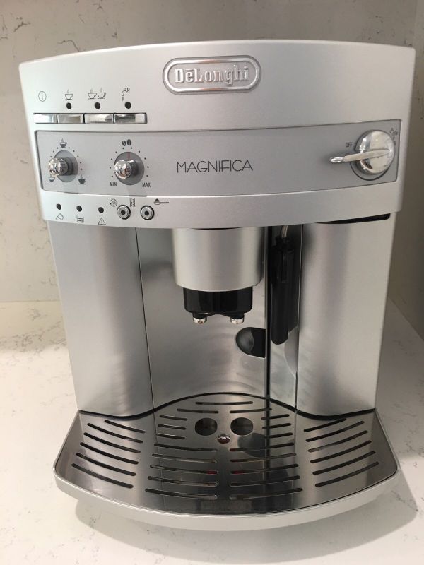 DeLonghi Magnifica ESAM 3300 Super Automatic Espresso/Coffee Machine
