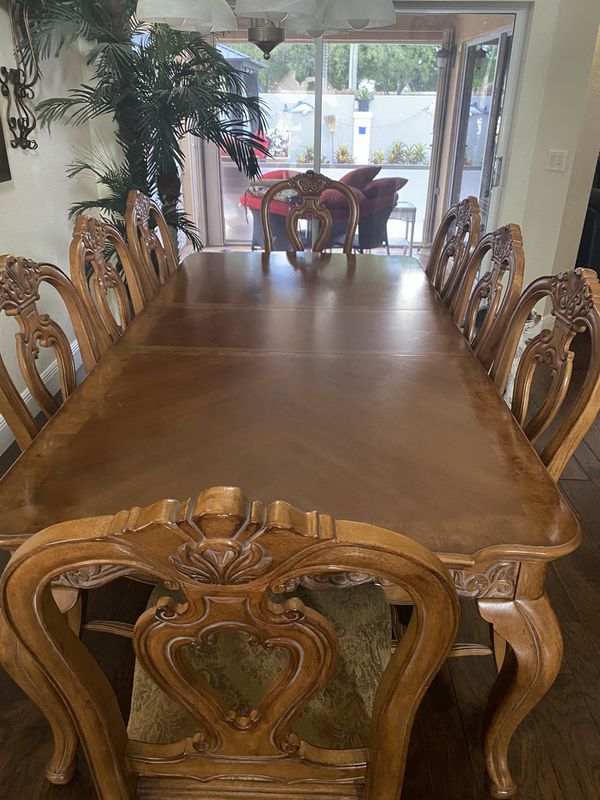 Bernhardt dining room set with 2 leafs and 8 chairs. Beautiful set. for