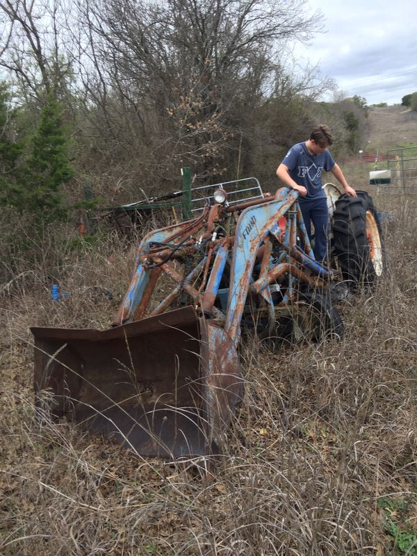 Old Ford tractor— does not run for Sale in Weatherford, TX - OfferUp