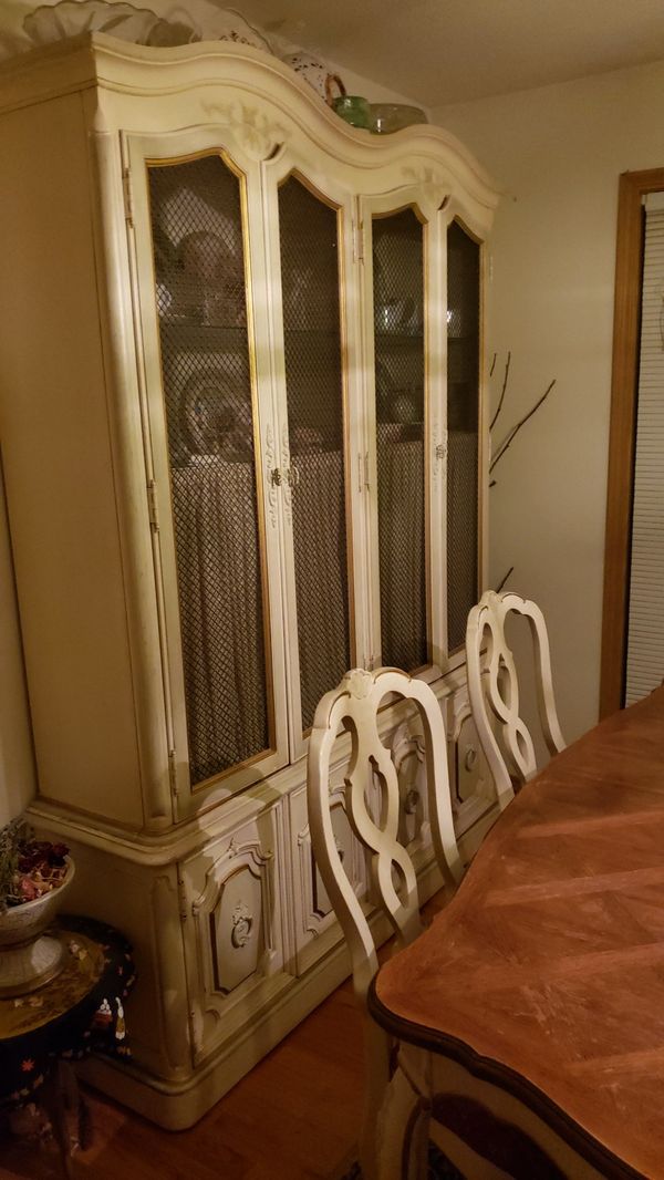 Vintage French Country Thomasville dining set and China hutch for Sale