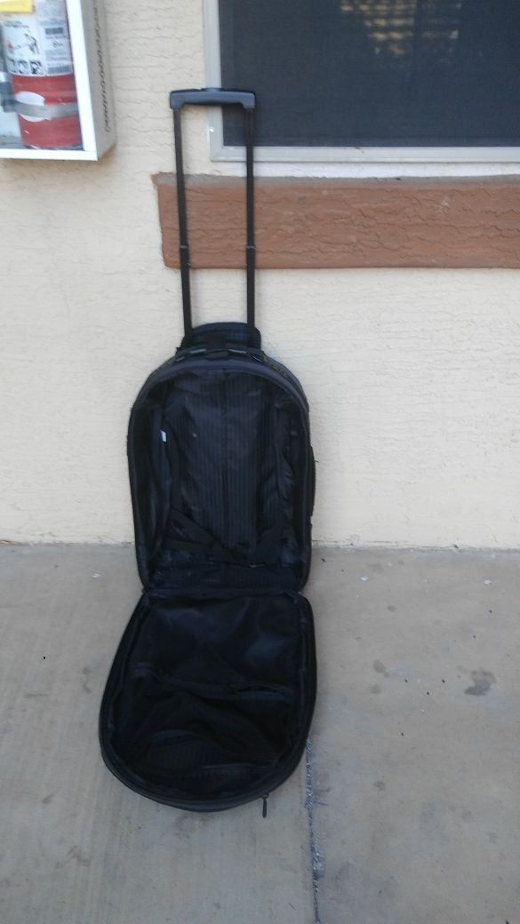 eddie bauer 22 inch carry on wheeled luggage for Sale in Glendale, AZ