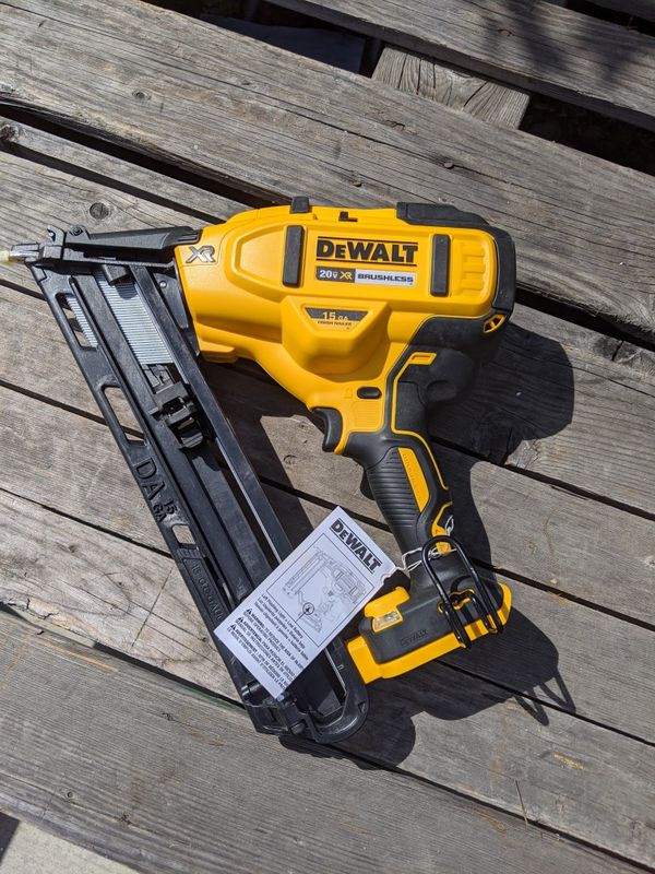 DeWalt 20 volt max brushless XR 15 gauge angle brad nailer nail gun for