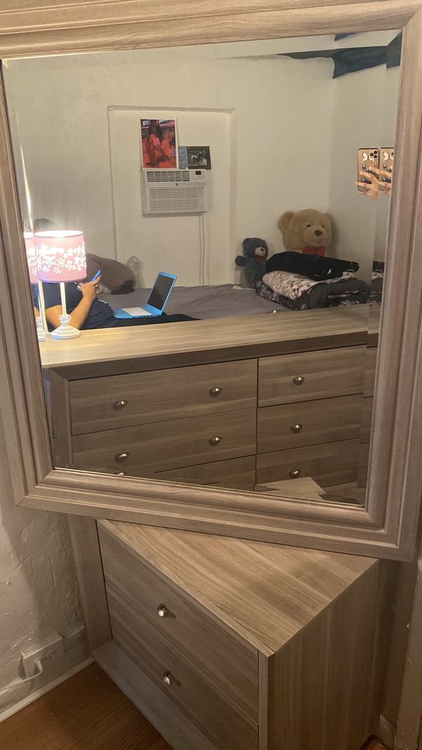 Juego de dormitorio / bedroom set with queen size bed for Sale in North