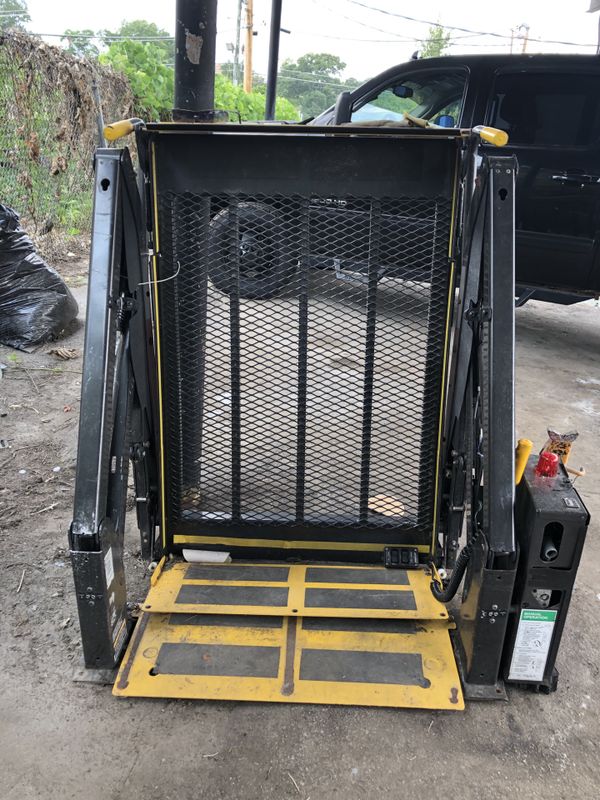 Braun Century 2 series Hydraulic Wheelchair LIFT for Sale in Peachtree