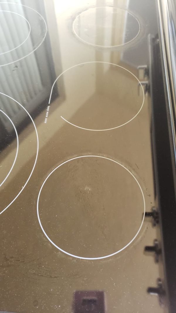 Frigidaire Stove (stovetop cracked/broken) funciona bien for Sale in