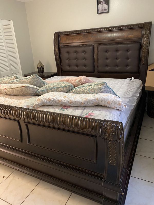 King size juego de Cuarto 100% madera en Perfecto estado y condición